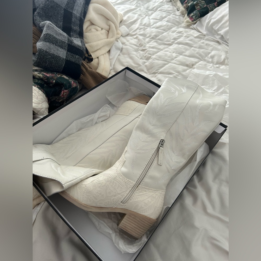 Dolce Vita White Solei boots NEW with box never worn - Picture 7 of 9